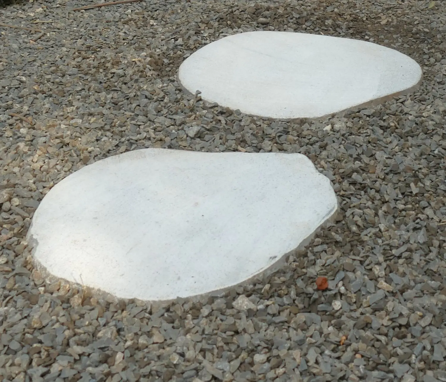 Product image 2 of the product “Stepstone cut from original Riverstone, not polished, in the sizes from 35 to 60cm, natural ”